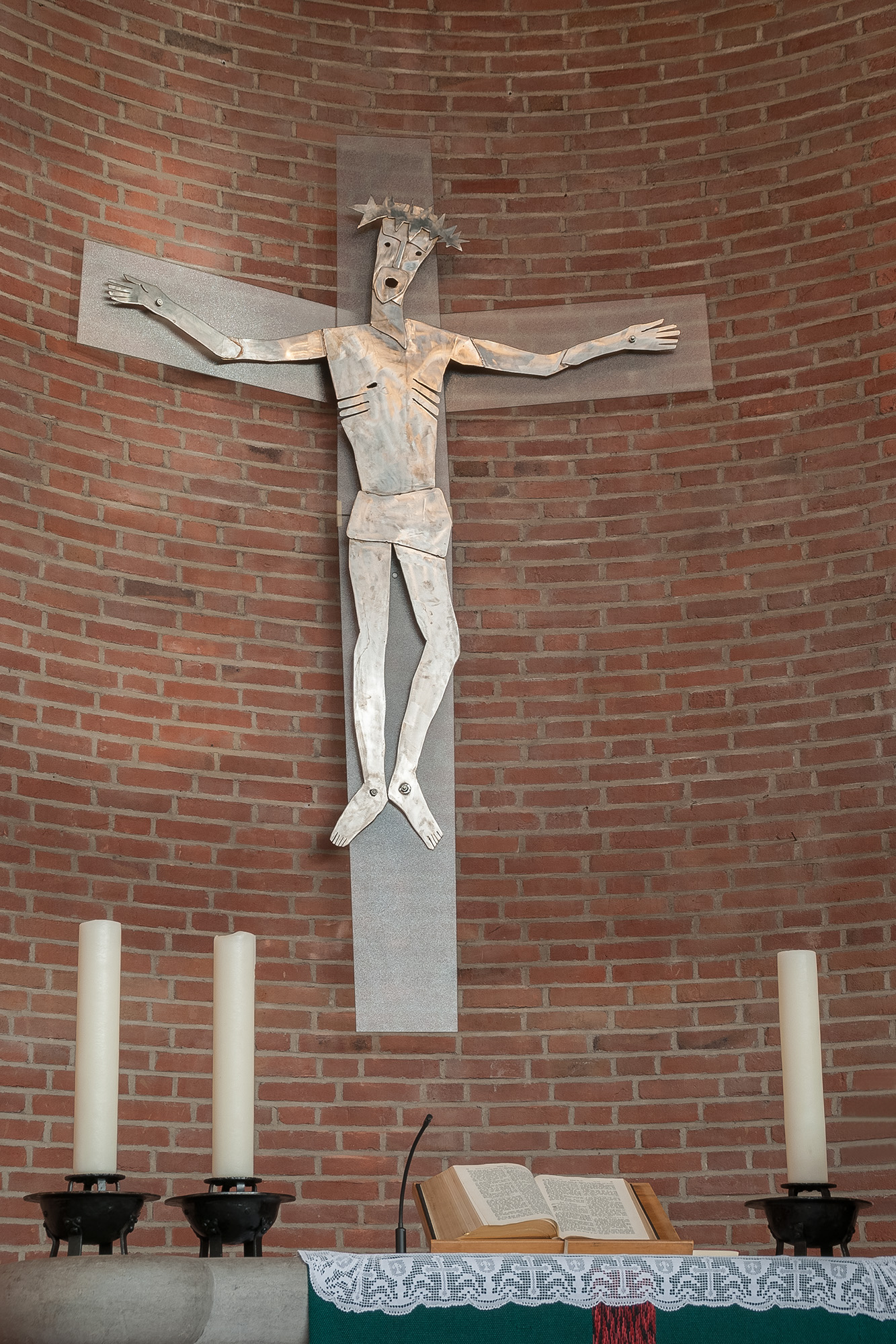 Friedenskirche Gelsenkirchen Schalke Altar Kreuz